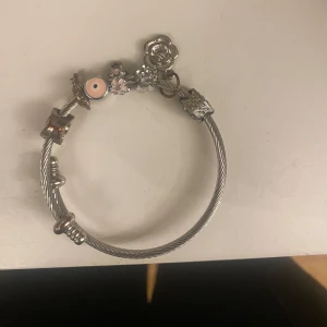 Berlock armband  - Silvrigt berlock armband köpt i Spanien! 