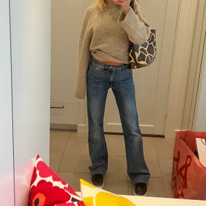 Acne jeans - Säljer ett par så snygga jätte långa jeans! Perfekta för mig som är 172 men funkar om man är ännu längre! Så snygg modell  och bootcut🧚🏻‍♂️