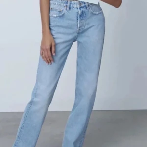 Zara jeans  - Mid Waist jeans från zara, köpta från plick och har en insydd extra knapp, bra skick, säljs då dom är för stora för mig, fler bilder kan fixas