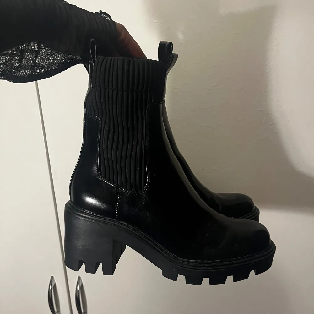 Säljer mina Zara boots jag köpte i år för 800 och säljer för 450. De är i bra skick . Skor.