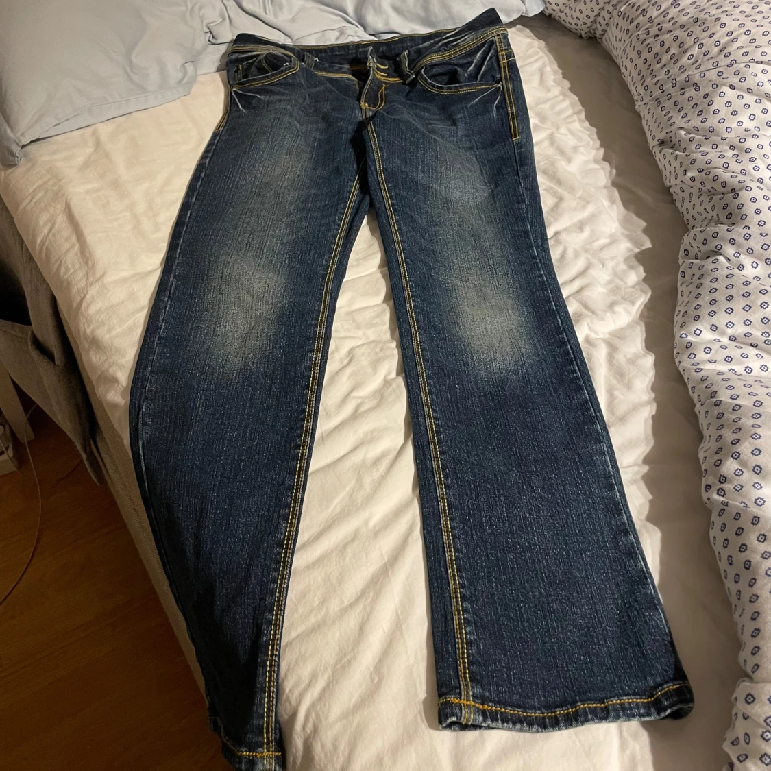 Skitsnygga mörkblå jeans - 1