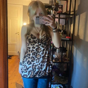 Leopard linne - Super söt leopard topp som jag tyvärr inte kan hitta storleken eller märket på men köpte den av en annan säljare❤️