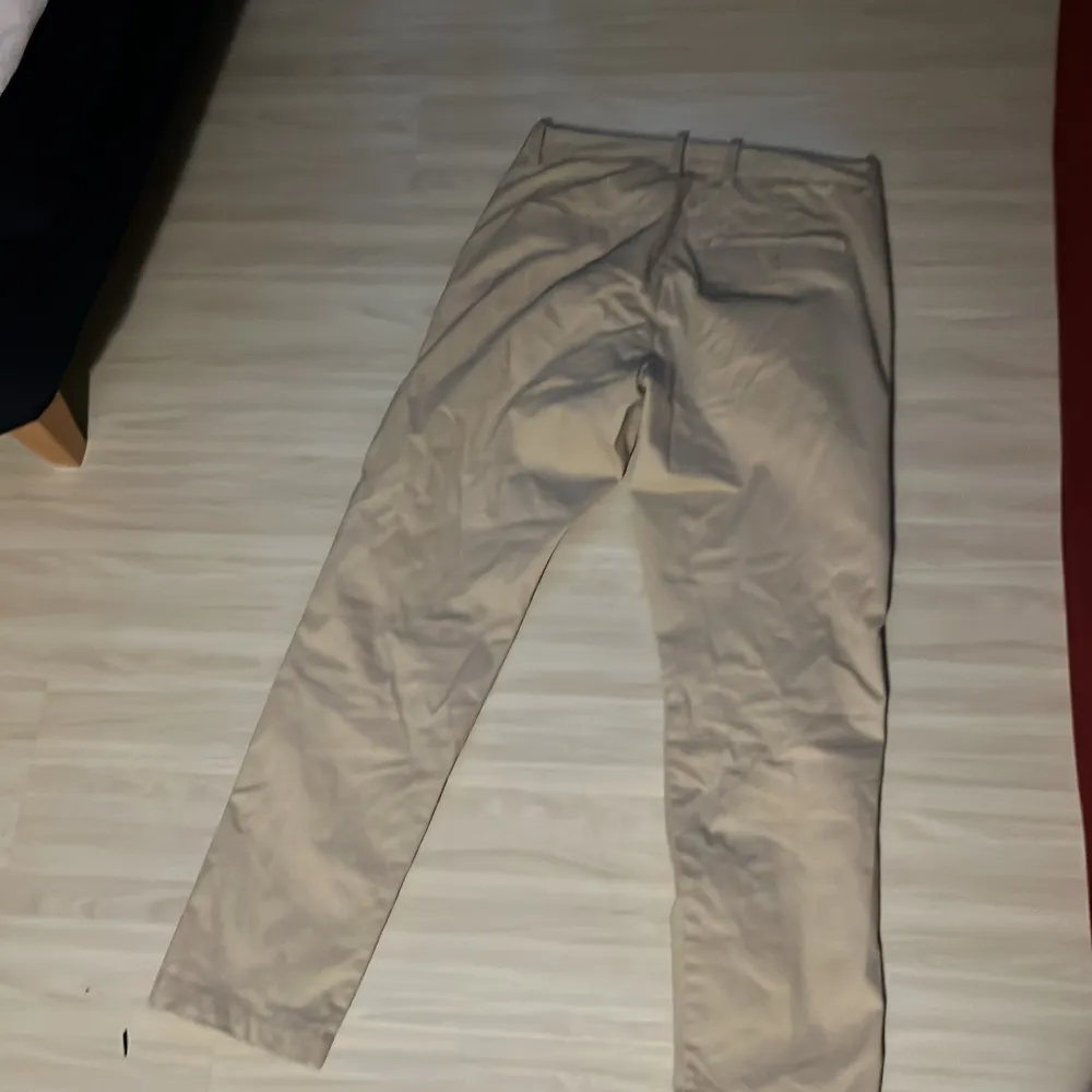 Dessa chinos är perfekt för dig som gillar att se stylish ut! Jag älskar dessa men lite för stora på mig så har använt de en gång, dessa är alltås i nyskick. Skriv för mer info.. Jeans & Byxor.