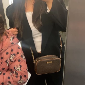 Kappa - Jag säljer nu min långa kappa som är köpt från zara, har använt den 2 månader. Den höll mig varm om vintern. Pris kan sänkas Priset ingår med frakt  