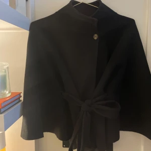 Missäy poncho - Säljer min missäy poncho i modellen ”Blair”, one size. Har bytt ut original knappen då jag inte tyckte om den, original knappen kommer med.😊