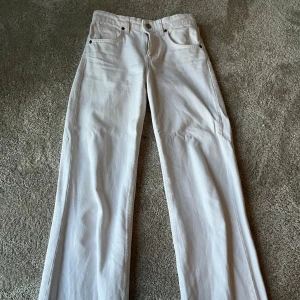 Vita jeans zara - Säljer dessa vita jeansen från zara då dem är för små, passar till mycket och är bara använda 2 gånger❤️