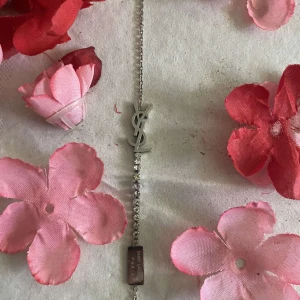 hej! säljer en ysl armband den är silver jätte bra skick - hej den är i bra skick