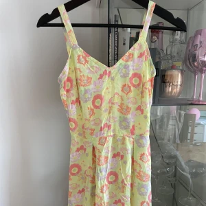 Sommarklänning  - Thriftad klänning från Benetton, använd flitigt men ingen slitning i tyget/sömmar eller fläckar. Uppskattad strlk XS. 