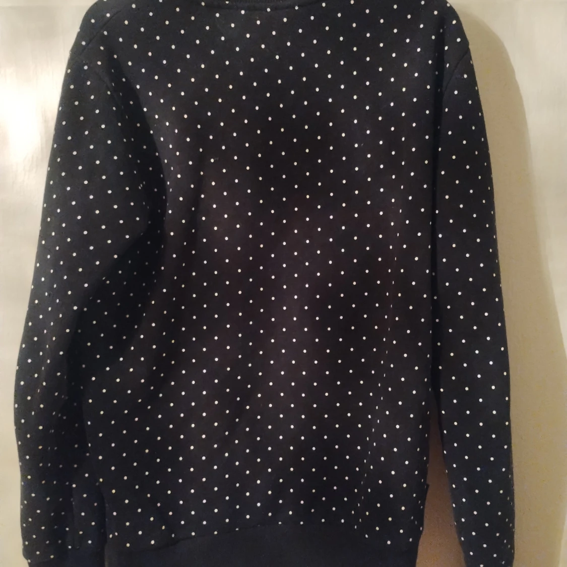 Svart tröja med prickigt mönster från SuperDry