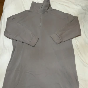 Lång tröja - En lång tröja med krage vid halsen, aldrig använt 