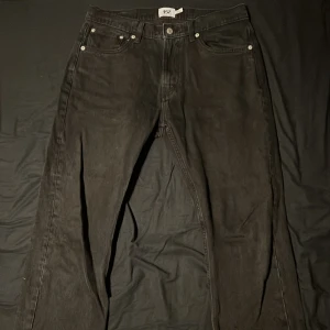Jeans - Finns bild på måtten, de är i bra skick fast har haft de i ett tag nu dock inte använt