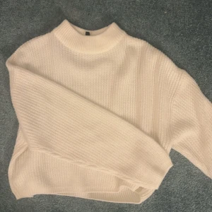 Vit stickad tröja - Lite kortare Vit stickad tröja i storlek M. Nästan aldrig använd i fint skick