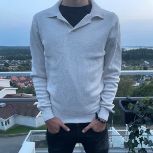 Stickad sweatshirt  - Tjena, säljer nu min snygga stickade tröja från John Henric. Skriv direkt om ni har några funderingar🤩💭