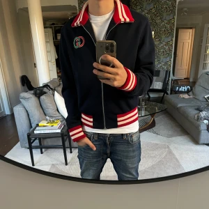 Gucci jacka  - Snygg höstjacka som framförallt sitter jävligt bra. Skick 9/10, använd ca 3-4 gånger. Nypris ca 15000-22000