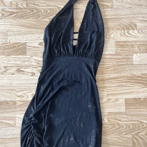 Finklänning  - Svart glittrig klänning som går till lite över knäna. Mycket bra skick!