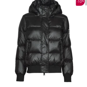 Vinterjacka - En vinterjacka från armani. Nypris ca 3000 kr. Inga defekter och har endast använts 1 vinter. Pris kan diskuteras vid snabb affär. Varm och skitsnygg!!!