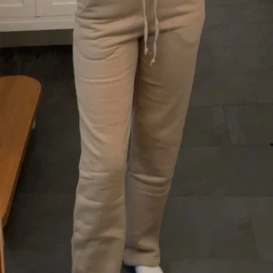 Mjukisbyxor LXA - Mjukisbyxor från LXA, använda men i väldigt fint skick. Dessa säljs inte längre.   Jag har normalt sett S/M i byxor och tog därför några storlekar mindre för att de skulle sitta tajt då dessa är oversized. 