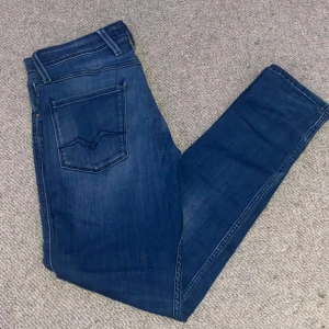 Replay anbass - Tja säljer nu ett par Replay Jeans i modellen Anbass för endast 459kr! Strl W30. Pris är ej hugget i sten, hör av er i dm vid funderingar!
