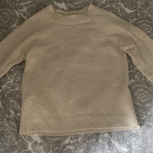 Stickad tröja  - Superfin stickad tröja ifrån Vero Moda, den är nopprig men ändå superfin!! Kom privat för fler frågor💕💕