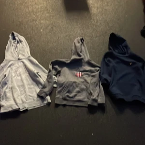 3 hoodis i storlek s  - Fina hoodis som är i bra skick 