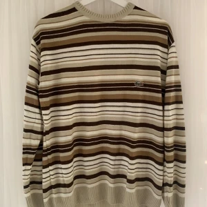 Randig tröja  - 🤎 Randig tröja från lacoste (vet ej om det är äkta) 🤍 Står ingen storlek men tippar på M/L 🤎 Köpt secondhand