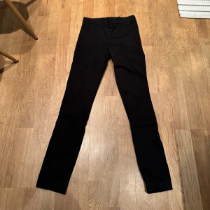 Kostymbyxor - Snygga kostymbyxor från Acne. Helt oanvända och i toppskick ❤️ Ställ frågor eller tryck på ”köp nu”!