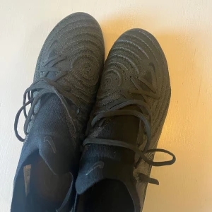 Nike Phantom GX II Elite AG PRO - Säljer dessa skor efter har använt dem Max 7 gånger, säljer dem pågrund av gillar inte skorn och modellen. Köpte dessa för ett nypris på ca 3000kr Är i extremt bra skick ser nya ut förutom dobbarna men dem har inte slitits så mycket. Pris kan diskute