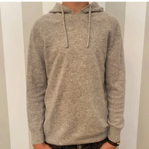 Merino ull tröja/hoodie - Riktigt fet merinoull hoodie jävligt skön i mycket bra skick guzzmagnet utan tvekan dm vid frågor vid riktigt snabb affär kan pris sänkas❗️❗️