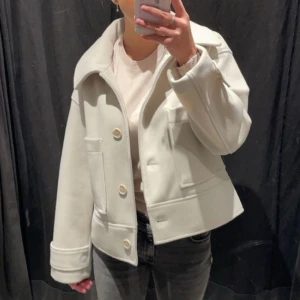 Kappa  - Jättefin beige kappa från kappahl, st S. andvänd (kolla sista bilden),  lite smutsig just nu men går säkert bort i tvätten. annars i bra skick 9/10.