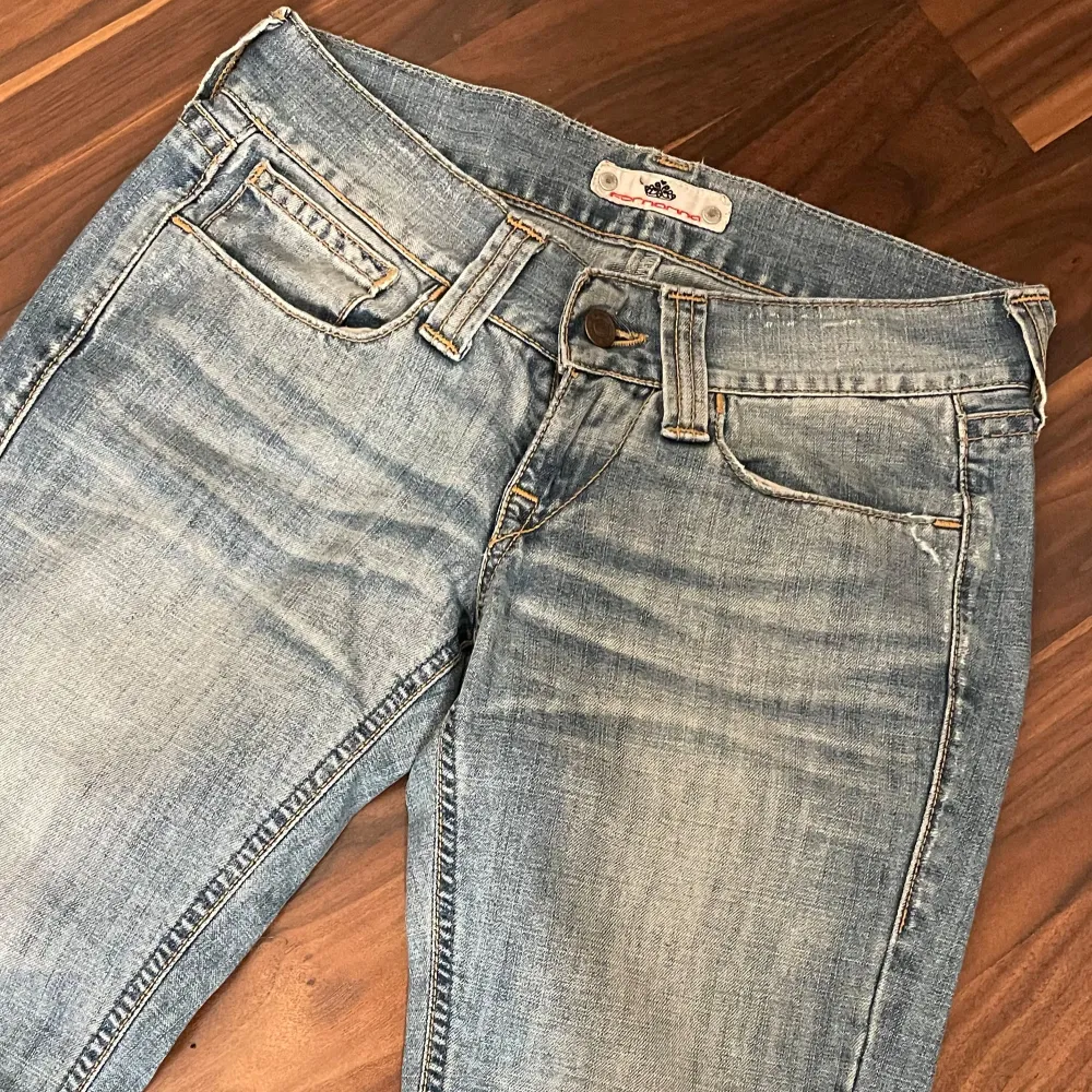 Säljer dessa super lågmidjade bootcut jeansen eftersom dom aldrig kommer till användning, inte riktigt min stil men jättesnygga☺️ Säljer för 500kr. Jeans & Byxor.