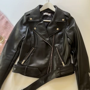 Skinnjacka från Nelly - Skinnjacka köpt för 899kr på Nelly men märket är Glamorous. Inte använd jätte mycket då den va lite för liten storlek redan vid köpet så den är nästan som ny❣️