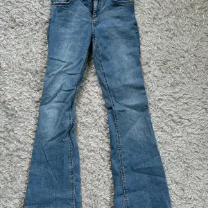 Lågmidjade bootcut jeans från Gina, inte kommit till så mycket användning💕