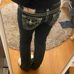 True religion jeans - Säljer dessa jätte fina true religion jeans då dom inte kommer till användning i storlek 28. Pris går att diskuteras, skriv privat för fler bilder eller frågor