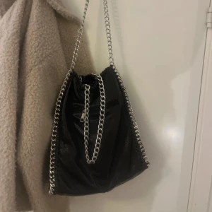 Tiamo väska - Jättefin väska från tiamo som inte används, har några slitningar🩷