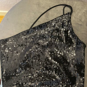 H&M top  - Glittrig H&M topp, använd 1 gång storlek s 