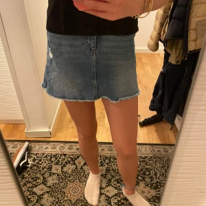 Jeans kjol - Säljer denna gulliga jeanskjolen från zara kids. Storlek 13-14 år 164cm. Bra skick. Skriv för fler bilder eller frågor.🩷🩷
