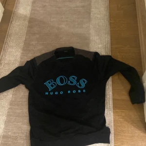 Äkta  - Hej säljer den Hära feta Hugo boss tröjan lite sliten på armarna annars är den perfekt 🤩 storlek L hör av er kan sänka priset 