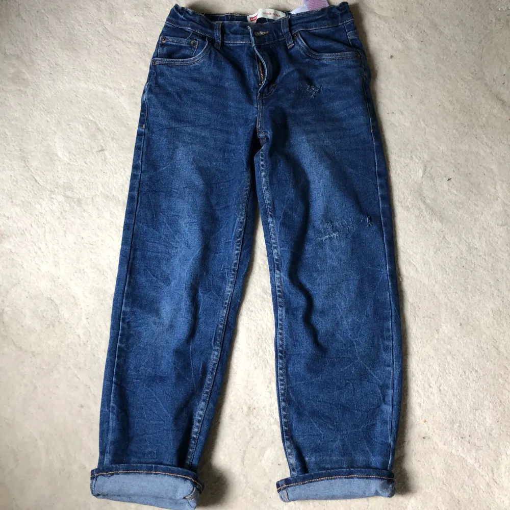 Det är på riktigt feta och sköna jeans. Dom blir billigare för dom har ett streck där ner pågrund av att någon har vikit upp dom. Dm för mer bilder  . Jeans & Byxor.