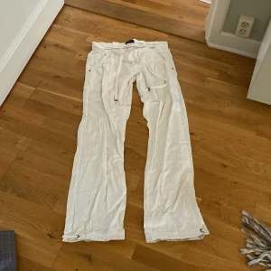 Baggy linne byxor - Linnebyxor jag påriktigt levde i hela sommaren 2022 men har skaffat mig ett par andra linnebyxor som sitter mer tajt och som jag har bytt ut dessa mot. (Extremt lågmidjade!)