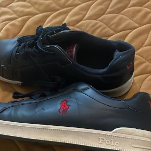 Bra skor passar med fin still  - Den Är bra stick passar 39- Det är storlek 40