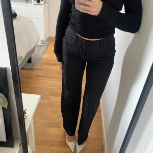 Svarta randiga byxor från Madlady - Säljer ett par supersnygga randiga kostymbyxor från Madlady. Dem är använda ett fåtal gånger och säljer dem då de tyvärr är för stora. Perfekta för både vardag och fest och speciellt nu till hösten🤎