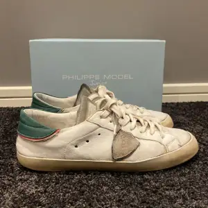 •Philippe Model Sneakers. Storlek 40. Är i använt skick men har mycket kvar å ge! Har gett dom lite fräsching i färgen med hjälp av shoe whitening. Bilderna visar skicket i helhet, använda men absolut mer å ge. Hör av dig vid frågor & annat, mvh;)