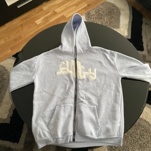 2 Y2K Hoodies - ganska bra skick Storlek M 