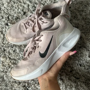nike idrottsskor - skitsöötaaa, köpte dem för ett tag sen men har typ nästan aldrig använt dem hahaha. priset går att diskutera som alltid 🩷