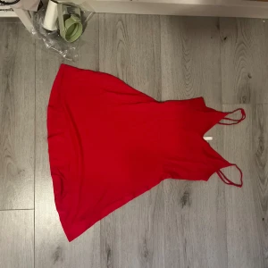 Klänning  - Röd klänning tajt och formar sig efter kroppen jätte fin så ledsen att det inte passar  