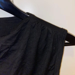 Svart ärmlös topp - Säljer en enkel och stilren svart ärmlös topp. Perfekt för både vardag och fest. Ett väldigt mjukt och bekvämt material. Finns ingen lapp kvar men skulle gissa på en S/M. 