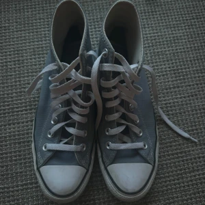 Converse - Säljer mina fina höga converse för att de inte kommer till användning. Köptes förra skolavslutningen men har endast använt 2-3 gånger, superfint skick💞 Nypris: ca 500kr