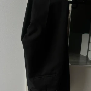 Bikbok kostymbyxor  - Bikbok kostymbyxor svarta. Helt nya kostymbyxor som aldrig kom till användning eftersom de är försmå. Ordinarie pris 599kr, mitt pris 250