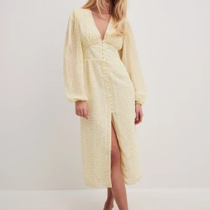 Blommigklänning NA-KD - Blommig midiklänning från NA-KD. Strl 32. Använd fårtal gånger🌼💛Ordinarie pris 899kr men säljer för 400kr 