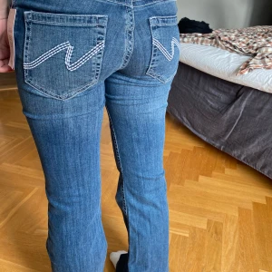 Lågmidjade jeans - Skitsnygga jeans från Nelly med coola fickor! De är aldrig använda och har kvar prislappen. Köptes för 700 nyligen.